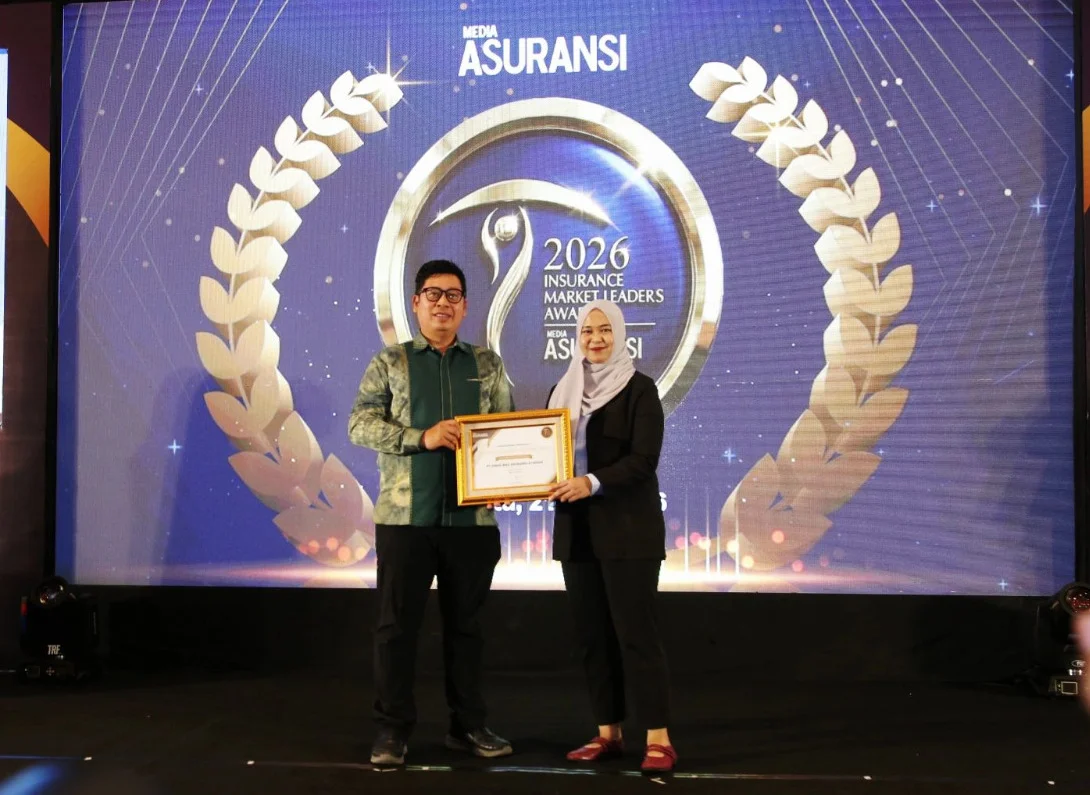 Foto :&nbsp;President Director PT Sinar Mas Asuransi Syariah, Daniel Armagatlie saat menerima penghargaan dari Media Asuransi.